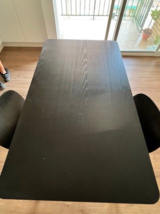 Mesa y 4 sillas comedor madera oscura