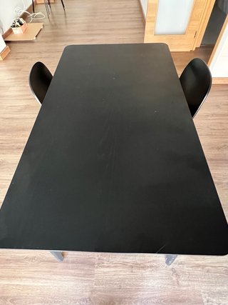 Mesa y 4 sillas comedor madera oscura