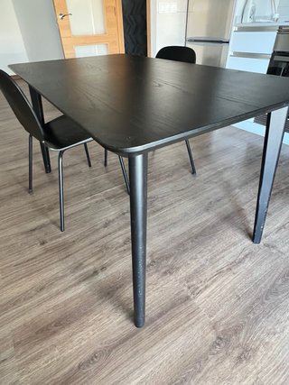 Mesa y 4 sillas comedor madera oscura
