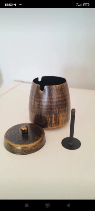 Posacenere in metallo  con coperchio antivento