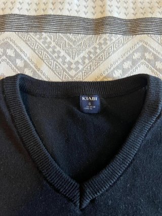 JERSEY CUELLO PICO NEGRO HOMBRE
