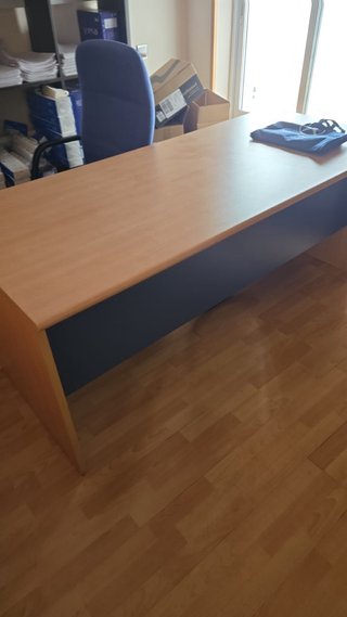Mesa de oficina con cajonera y ala