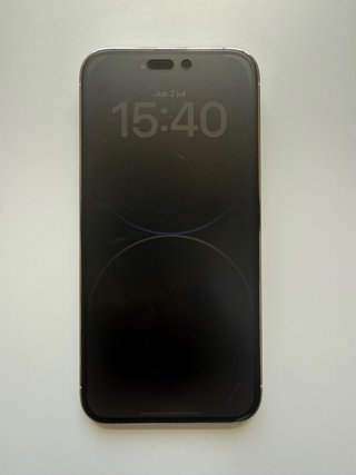 iPhone 14 Pro Max con funda de pegatinas