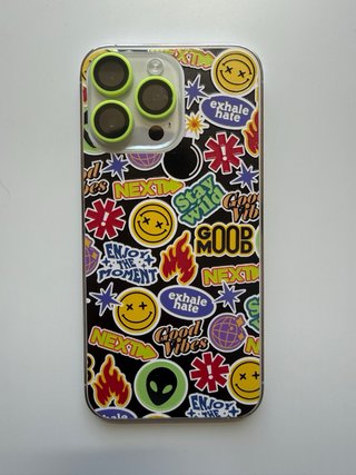 iPhone 14 Pro Max con funda de pegatinas