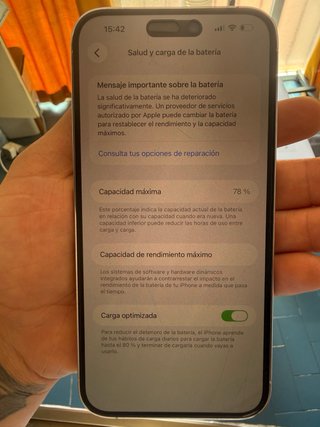 iPhone 14 Pro Max con funda de pegatinas