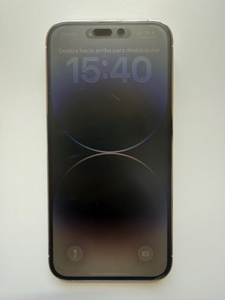 iPhone 14 Pro Max con funda de pegatinas