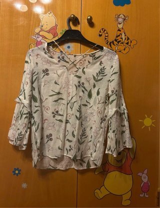 Blusa blanca floral manga acampanada