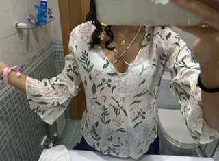 Blusa blanca floral manga acampanada