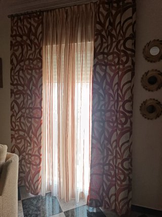 Cortinas de salón beige y rojo