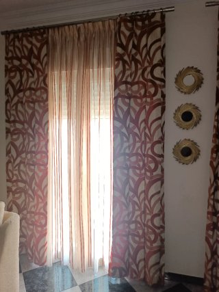 Cortinas de salón beige y rojo