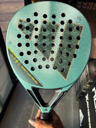 Pala de padel, usada solo en un partido.