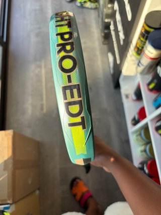 Pala de padel, usada solo en un partido.