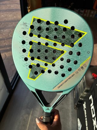 Pala de padel, usada solo en un partido.