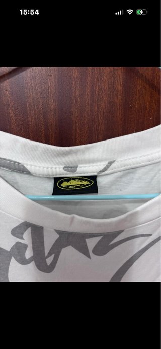 Camiseta blanca y gris letras por toda la camiseta
