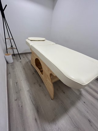 Camilla de madera.