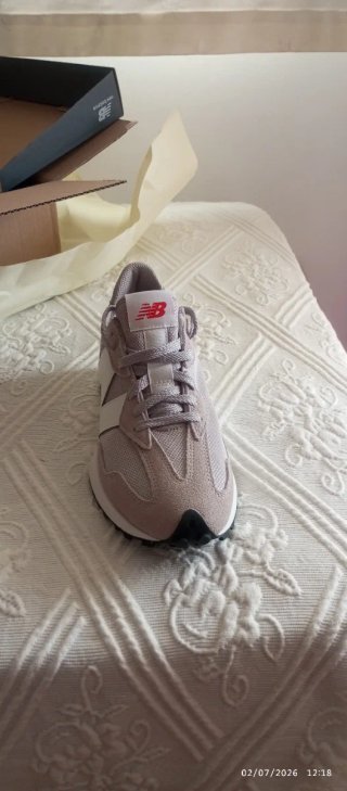 New Balance 327 EU42 sin estrenar