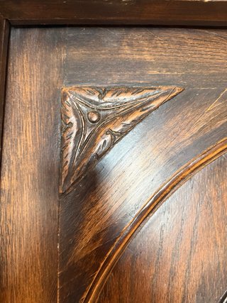 Puerta tallada de madera