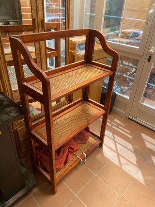 Mueble estantería desmontable de madera y mimbre