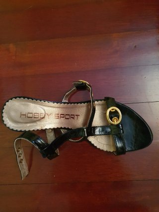 Sandalias negras con hebillas doradas