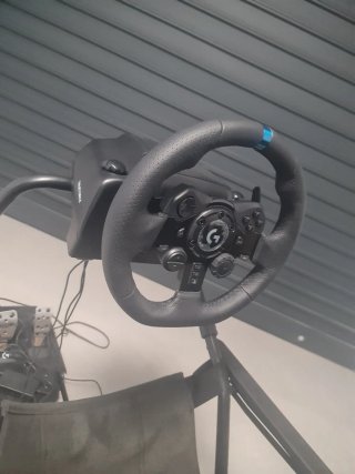 Volante y pedales Logitech con silla