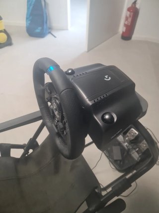 Volante y pedales Logitech con silla