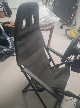 Volante y pedales Logitech con silla