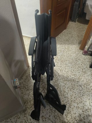 ​Silla de ruedas Breezy Premium (Casi nueva)