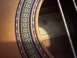 Guitarra Alhambra impecable con funda
