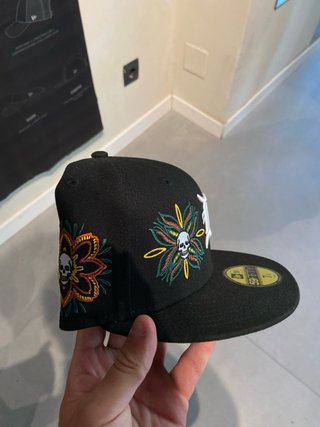Gorra New Era Negra con Diseño Floral y Calaveras