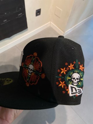 Gorra New Era Negra con Diseño Floral y Calaveras