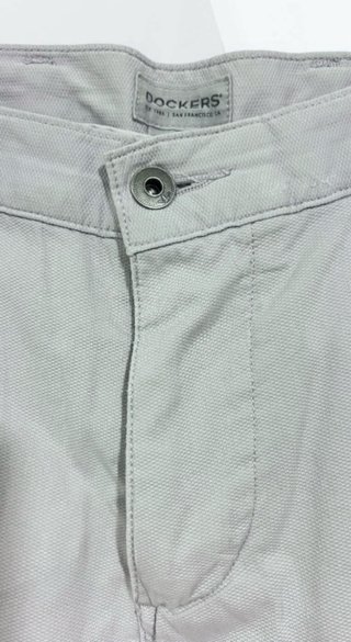 * Talla 42. Pantalón chino DOCKERS.
