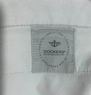 * Talla 42. Pantalón chino DOCKERS.