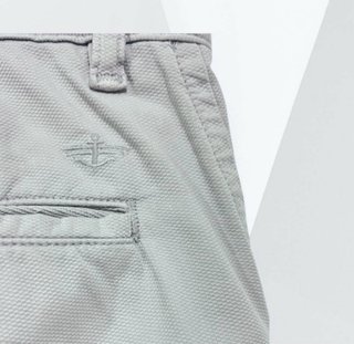 * Talla 42. Pantalón chino DOCKERS.