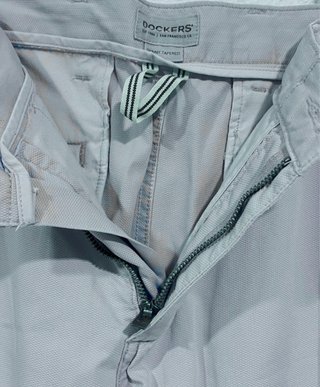 * Talla 42. Pantalón chino DOCKERS.