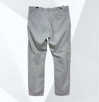 * Talla 42. Pantalón chino DOCKERS.