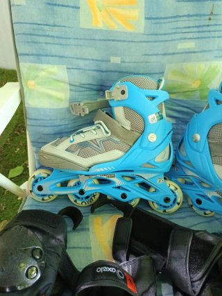 Patines en línea grises y azules con protecciones