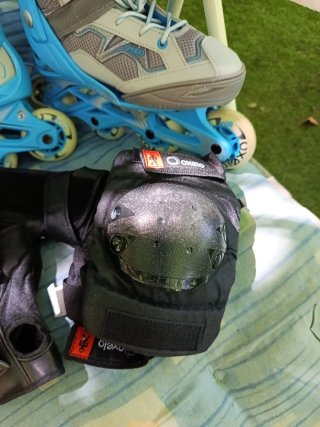 Patines en línea grises y azules con protecciones