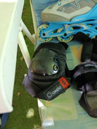 Patines en línea grises y azules con protecciones