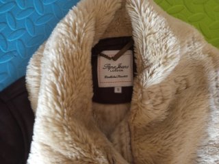 Chaqueta marrón y blanca de pelo