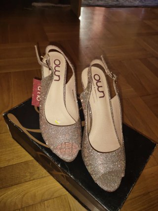 Zapatos abiertos nuevos con etiqueta