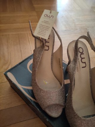 Zapatos abiertos nuevos con etiqueta