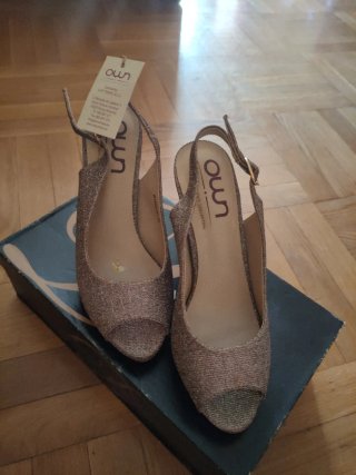 Zapatos abiertos nuevos con etiqueta