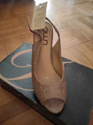 Zapatos abiertos nuevos con etiqueta