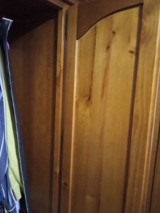 Armario de madera maciza.