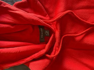 Sudadera con capucha roja