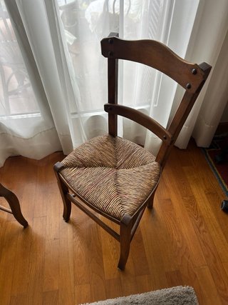 Escritorio de madera con silla de mimbre