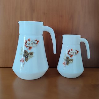 Set de 2 jarras Arcopal opalina floral. Vintage