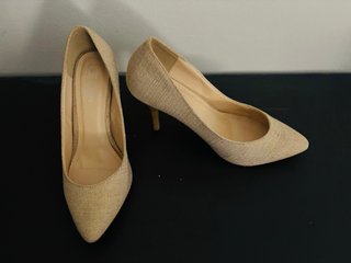 Zapatos de tacón beige