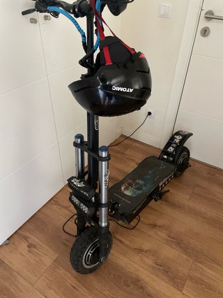 Patinete Eléctrico con Casco Atomic
