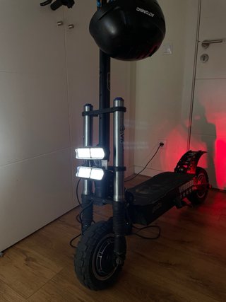Patinete Eléctrico con Casco Atomic